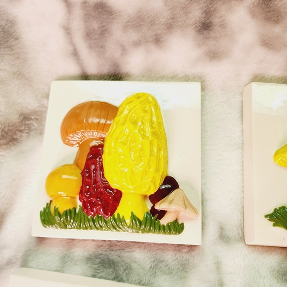 Set of 4 vintage hand painted ceramic mushroom plaques - Picture 6 of 16